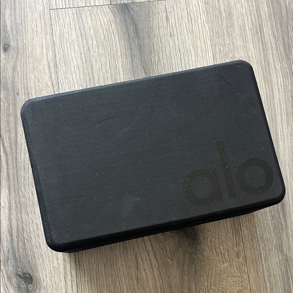 Alo Yoga Block in Black